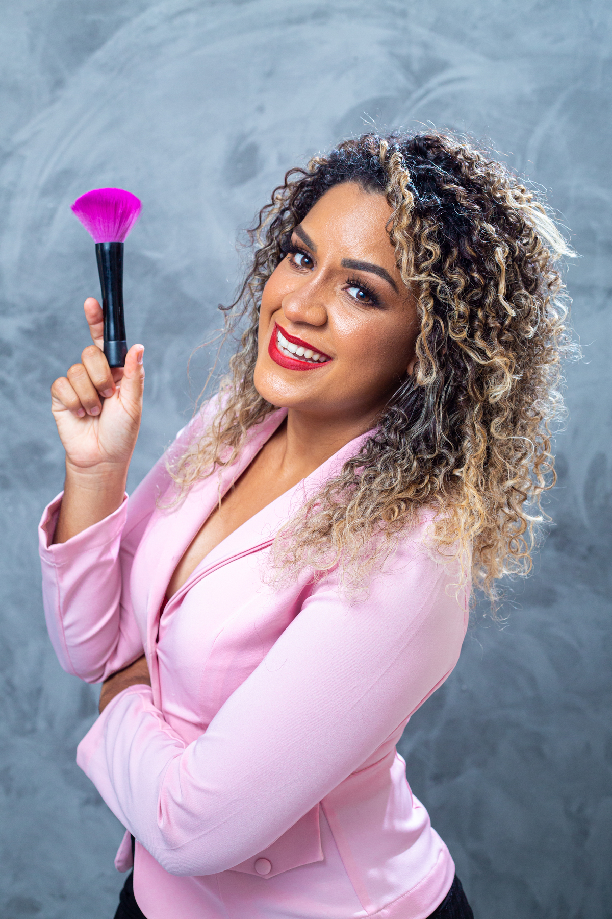 maquiadora segurando pincel de maquiagem