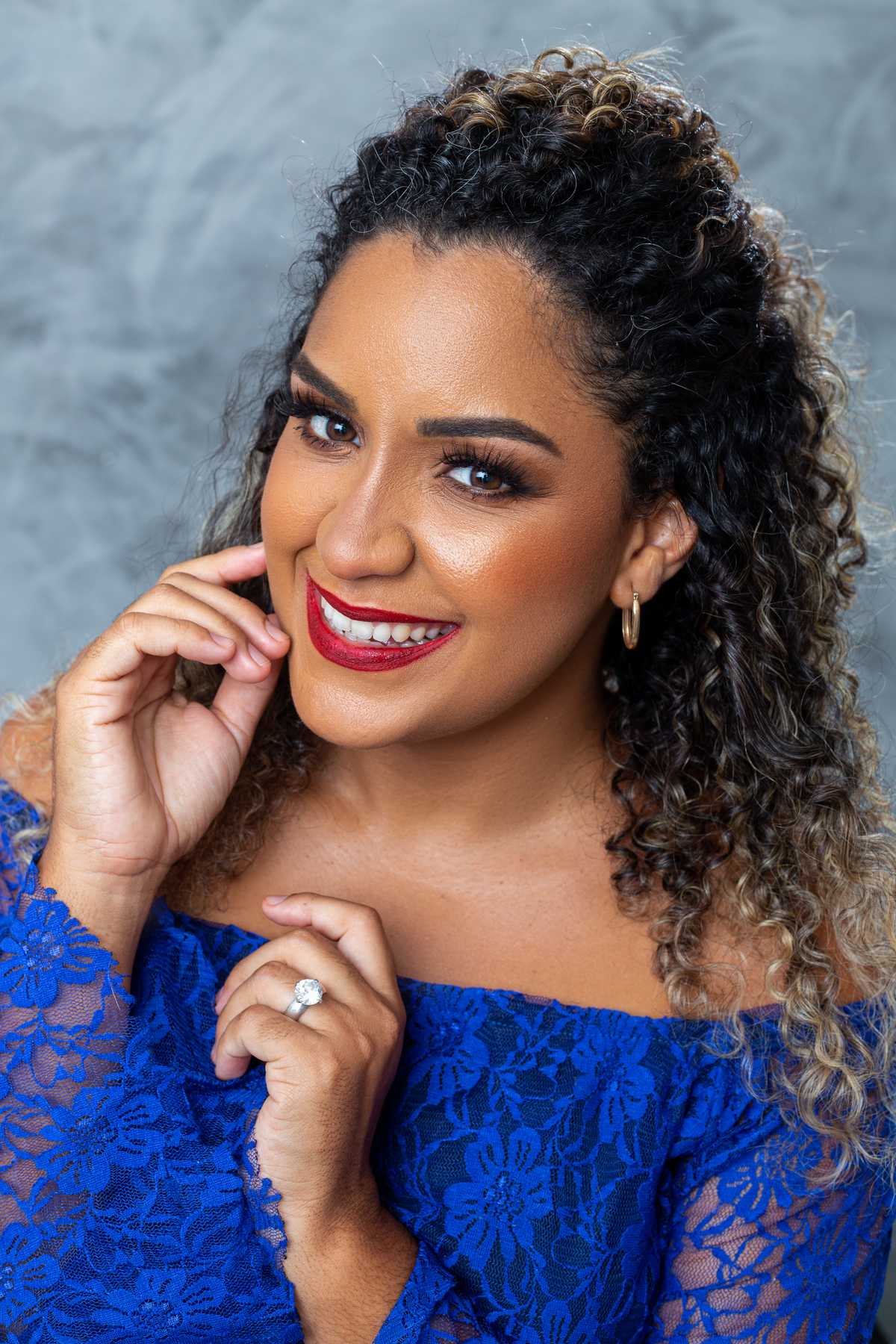 maquiadora com mão no rosto 