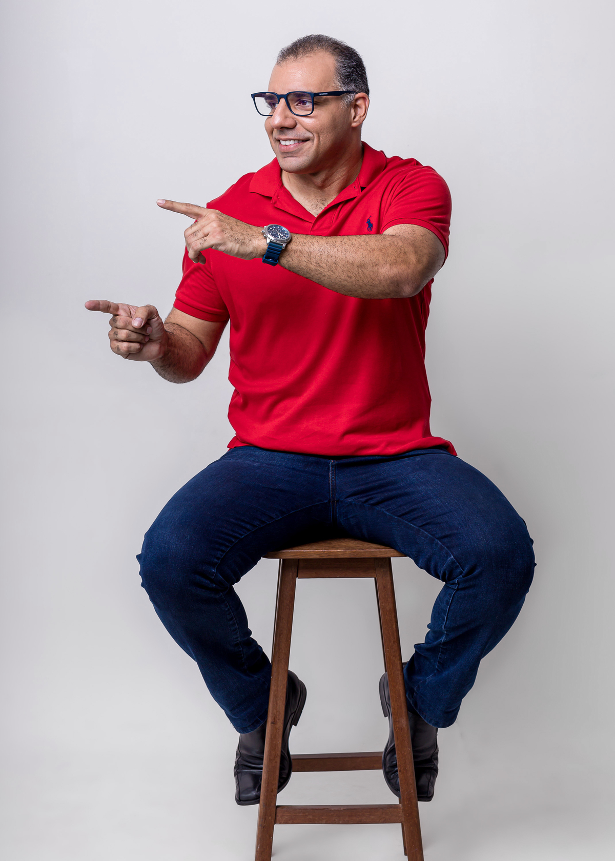 fisioterapeuta sentado apontando pro lado