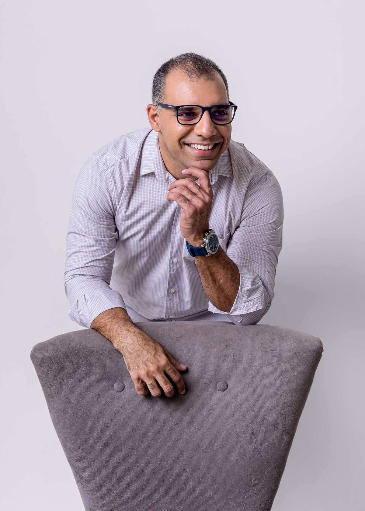 fisioterapeuta apoiado na cadeira com mão no queixo