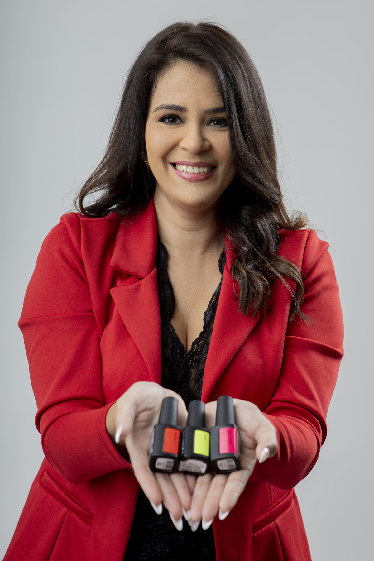 nail designer com instrumento de trabalho