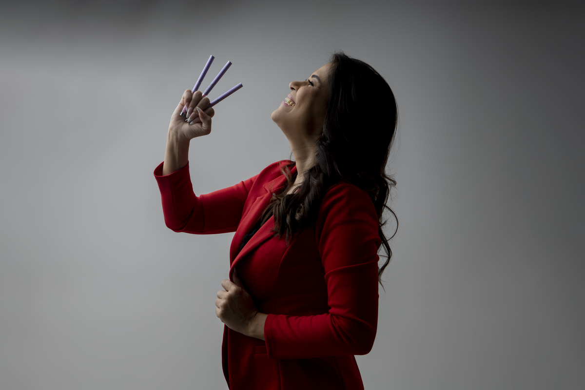 nail designer com instrumento de trabalho