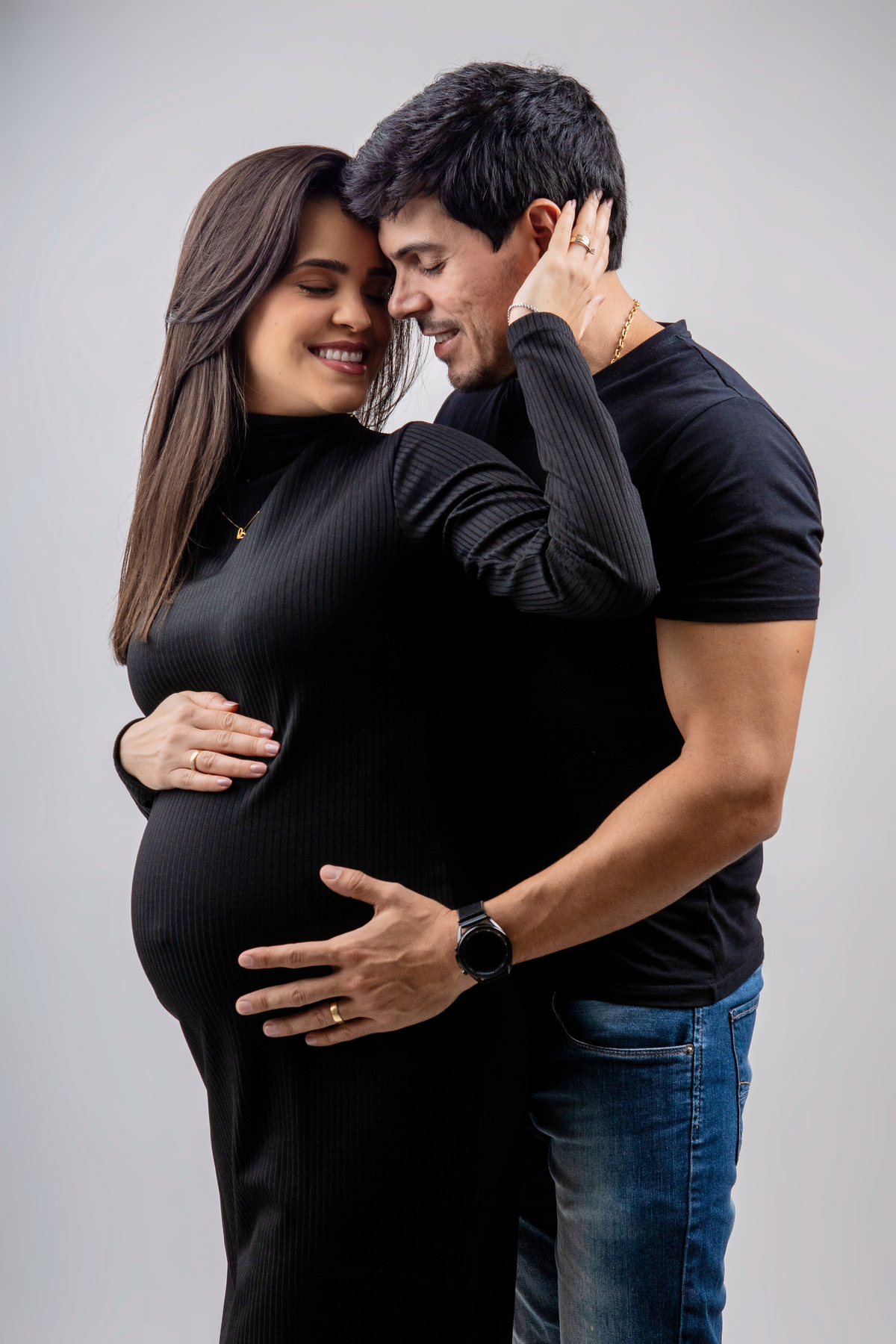 papai abraçando a barriga da gestante