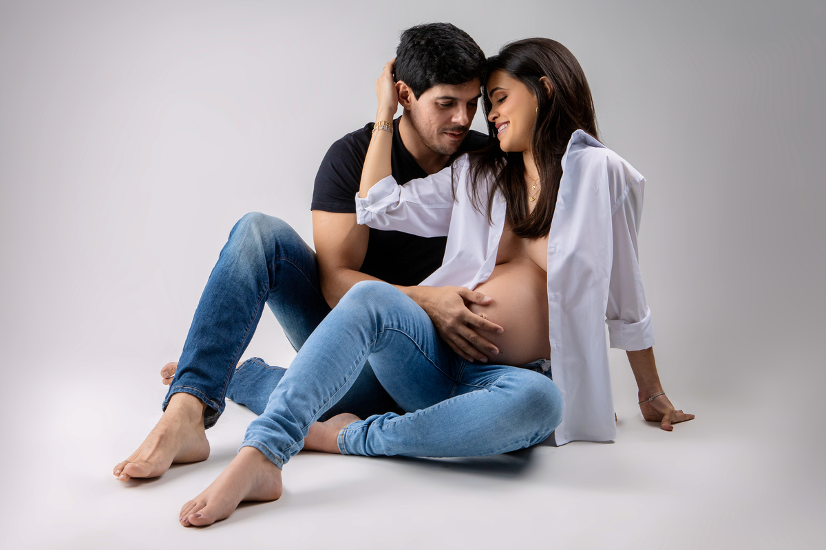 papai e gestante sentados e abraçados