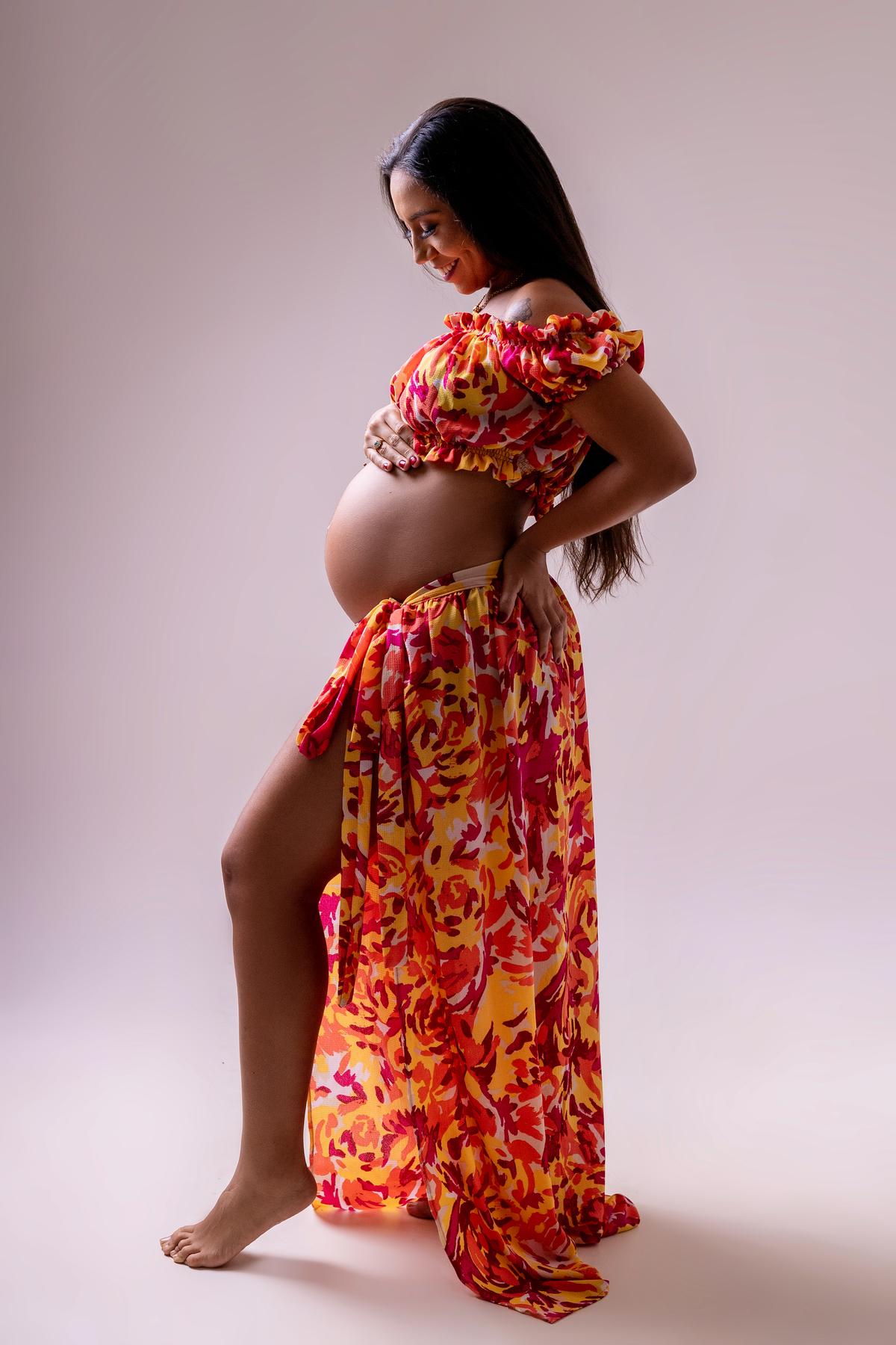 gestante com mão na cintura e outra na barriga