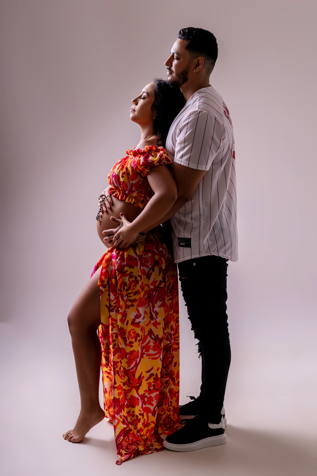 gestante e papai abraçados