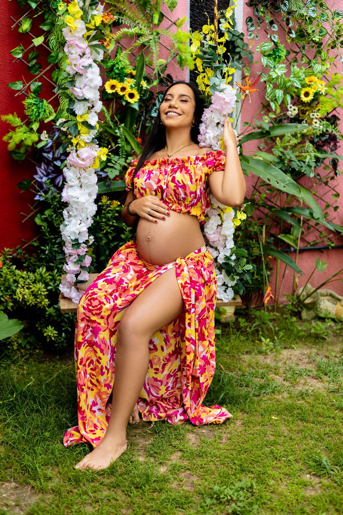 gestante no balanço com mão na barriga