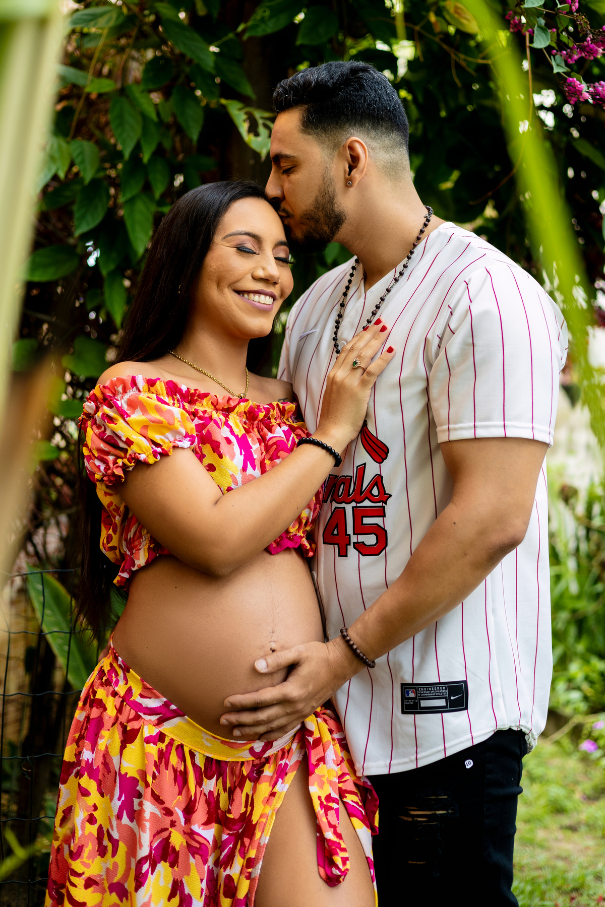 papai beijando na testa da gestante