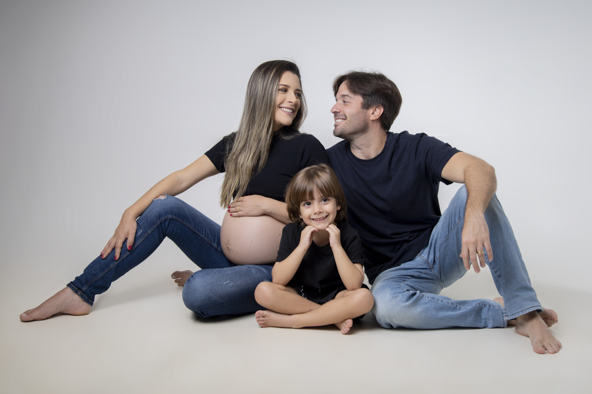 papai e mamãe gestante se olhando com filho mais velho