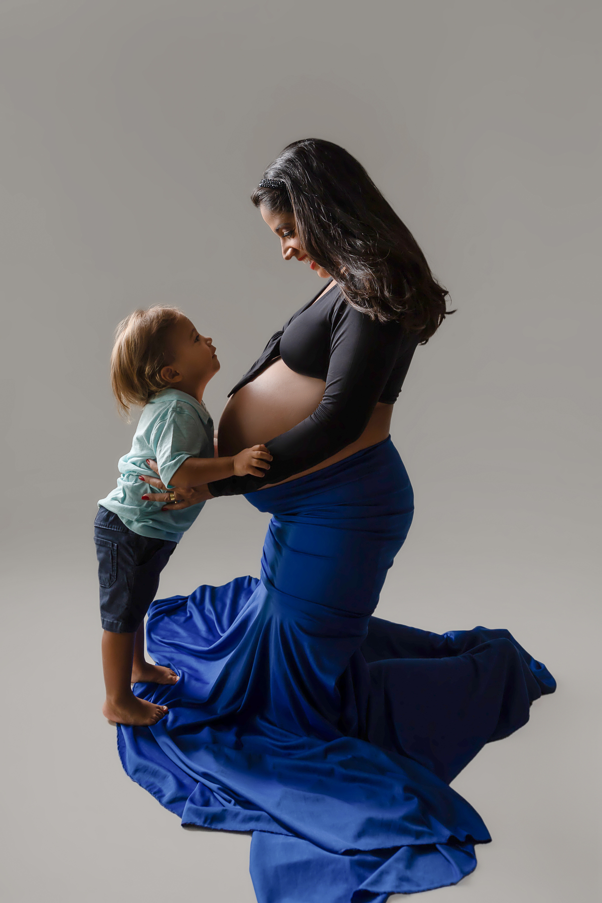 gestante ajoelhada com seu filho