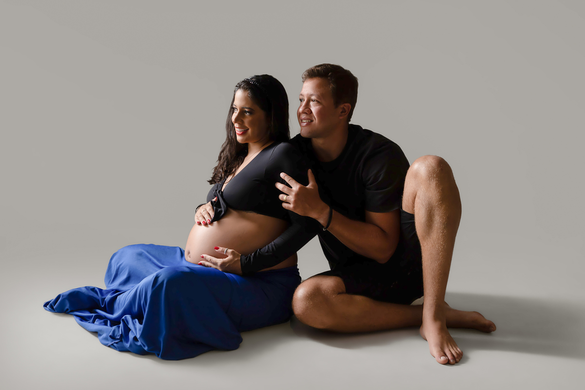 gestante e papai sentados no chão