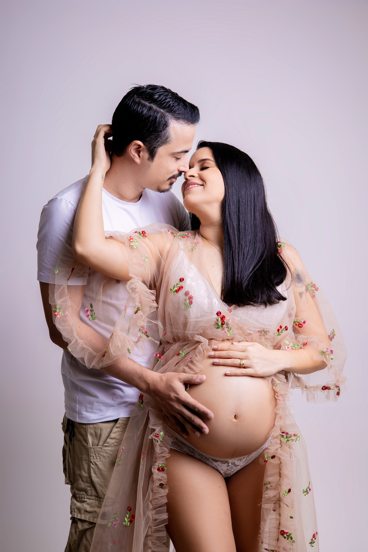 gestante abraçando o pai