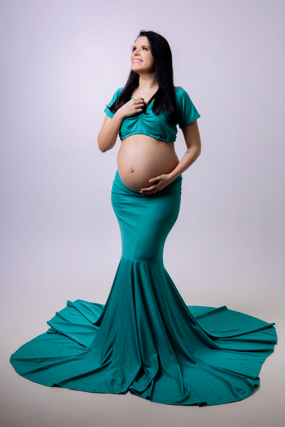 gestante tocando na barriga e no colar