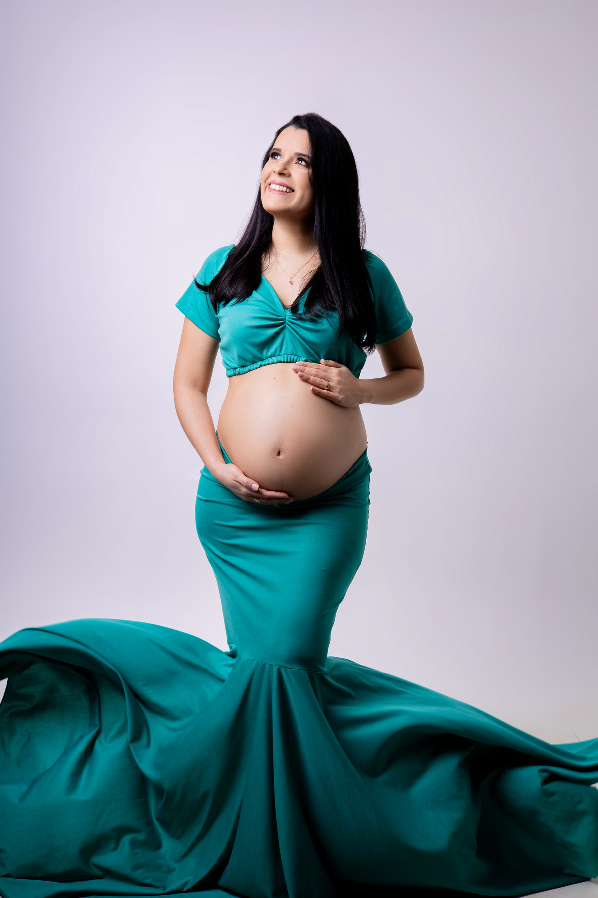 gestante abraçando a barriga