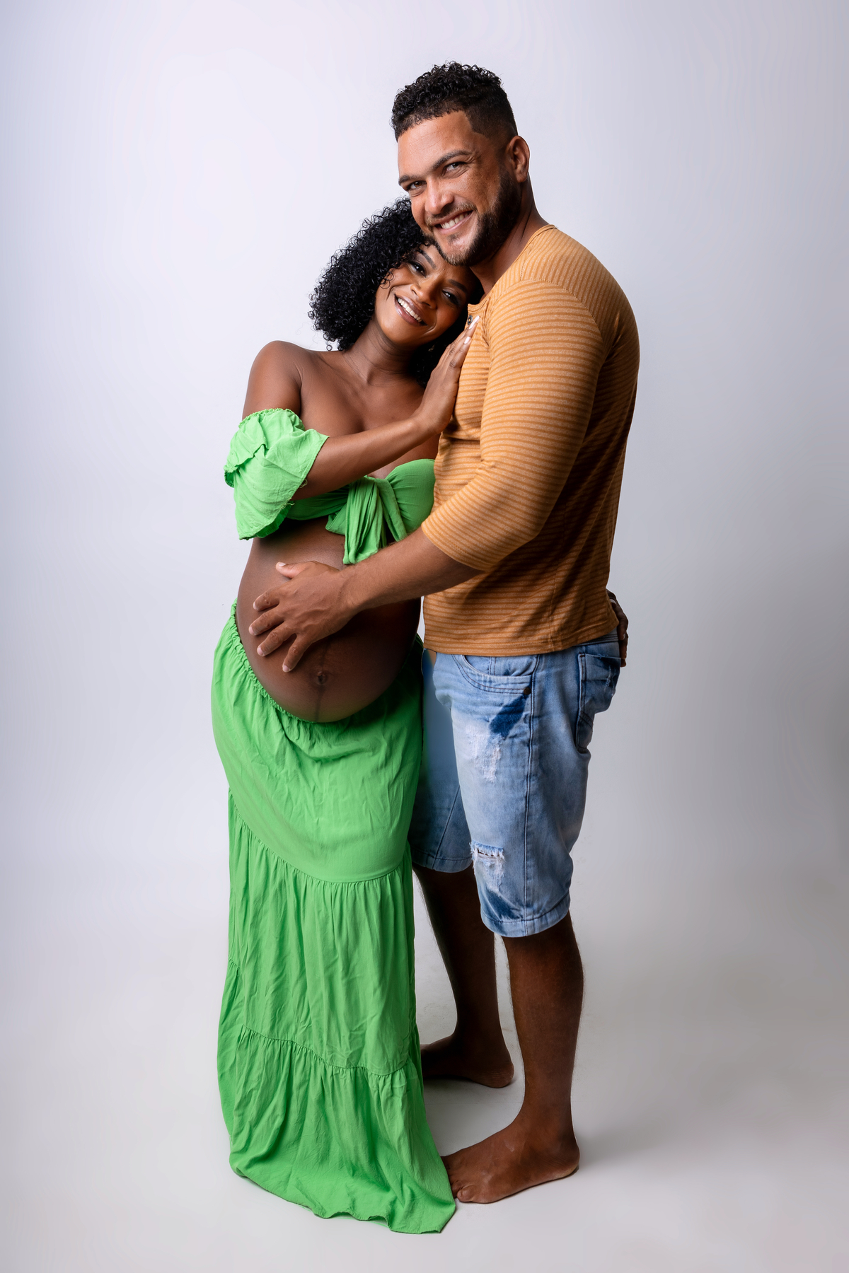 gestante abraçada com papai