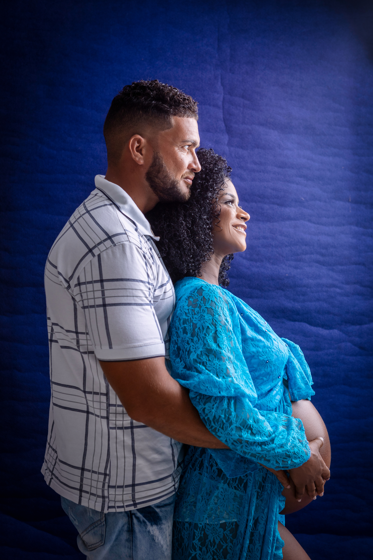 papai atrás da gestante abraçando a barriga 