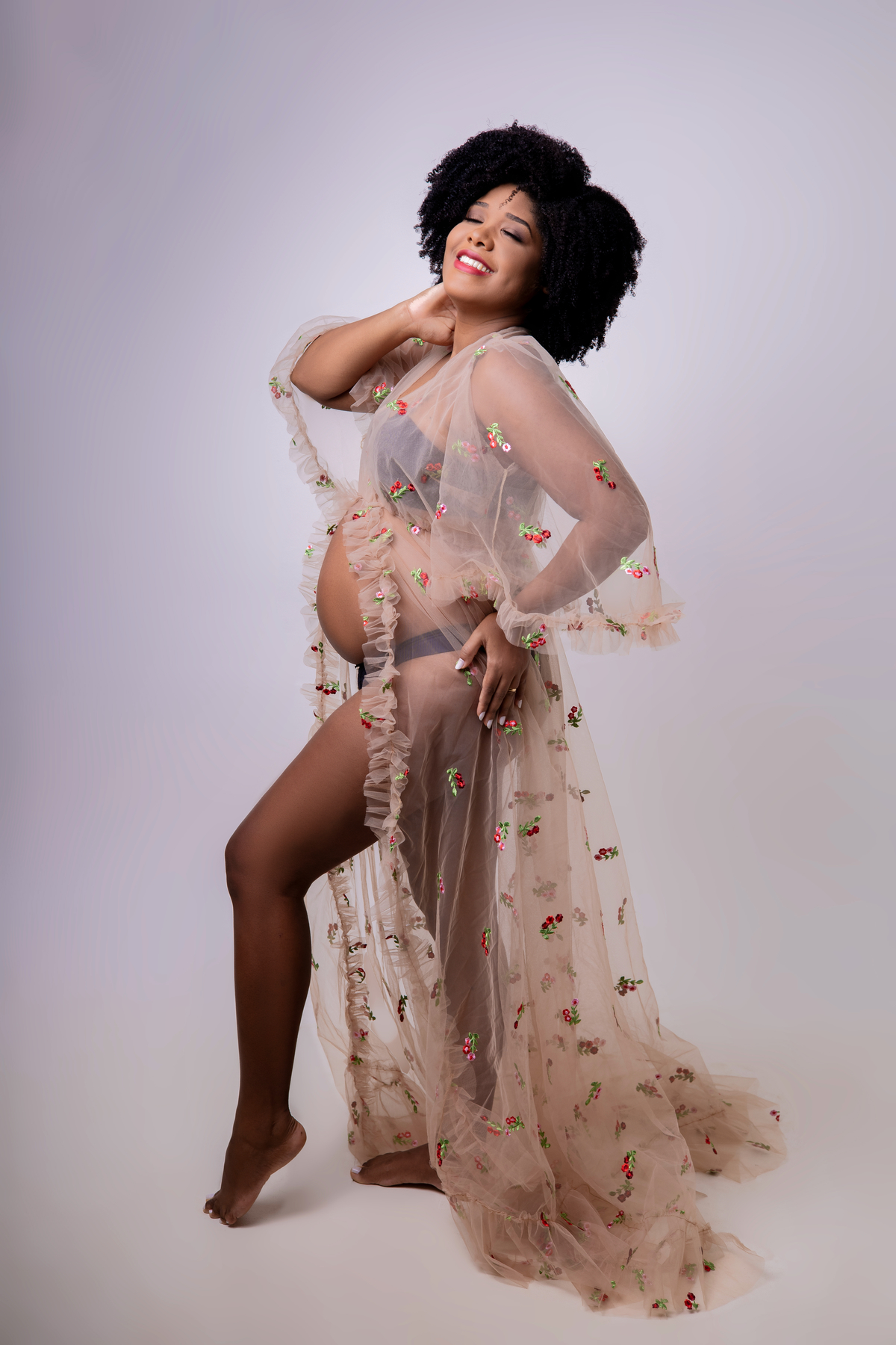 gestante com mão no pescoço e outra no quadril