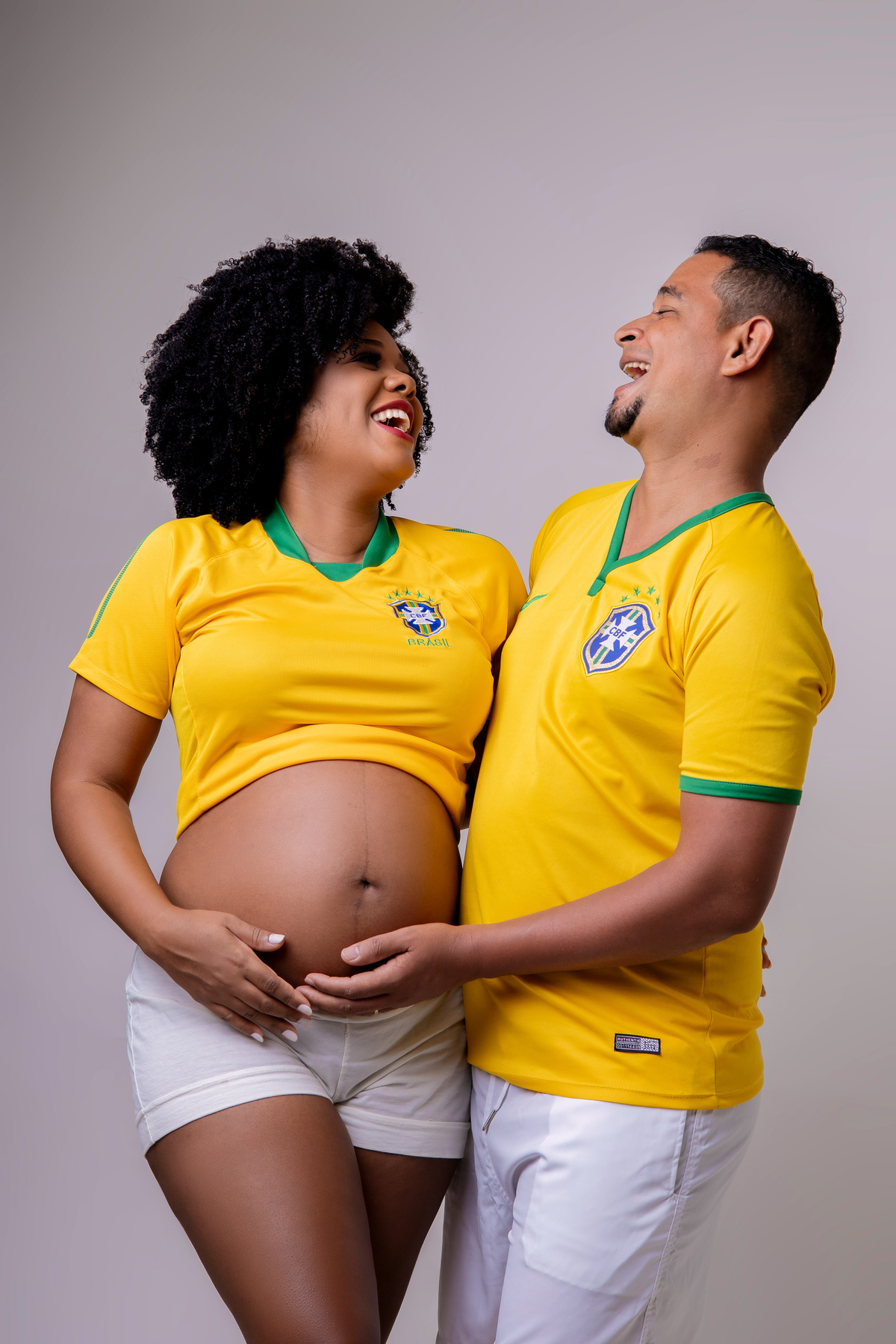 gestante e papai sorridente com camisa do brasil