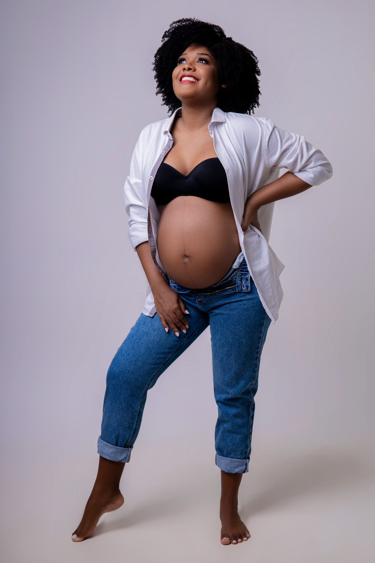 gestante com mão na cintura e outra na coxa