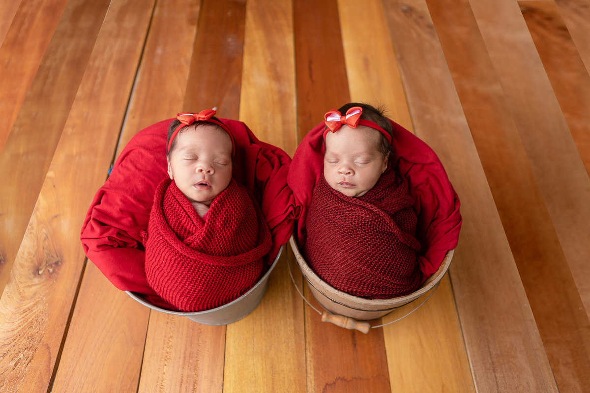 wrap newborn gêmeas vermelho e props balde 
