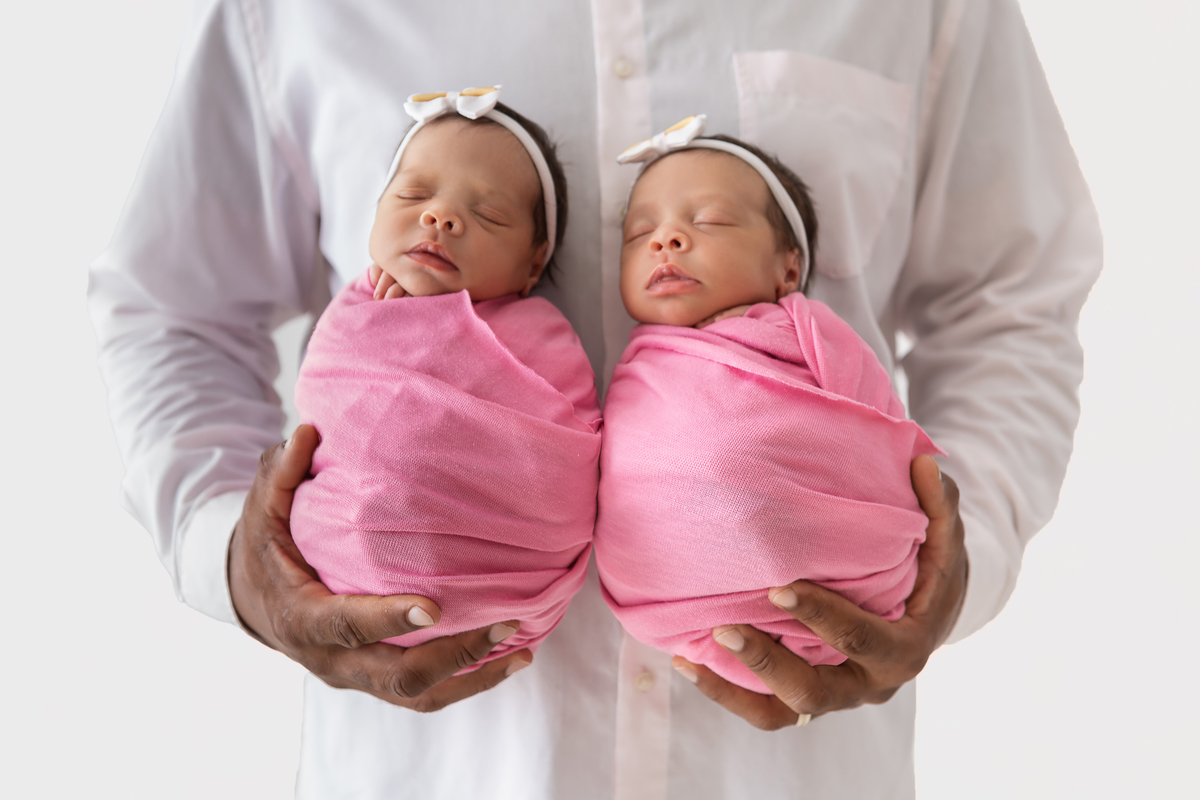wrap newborn gêmeas com papai