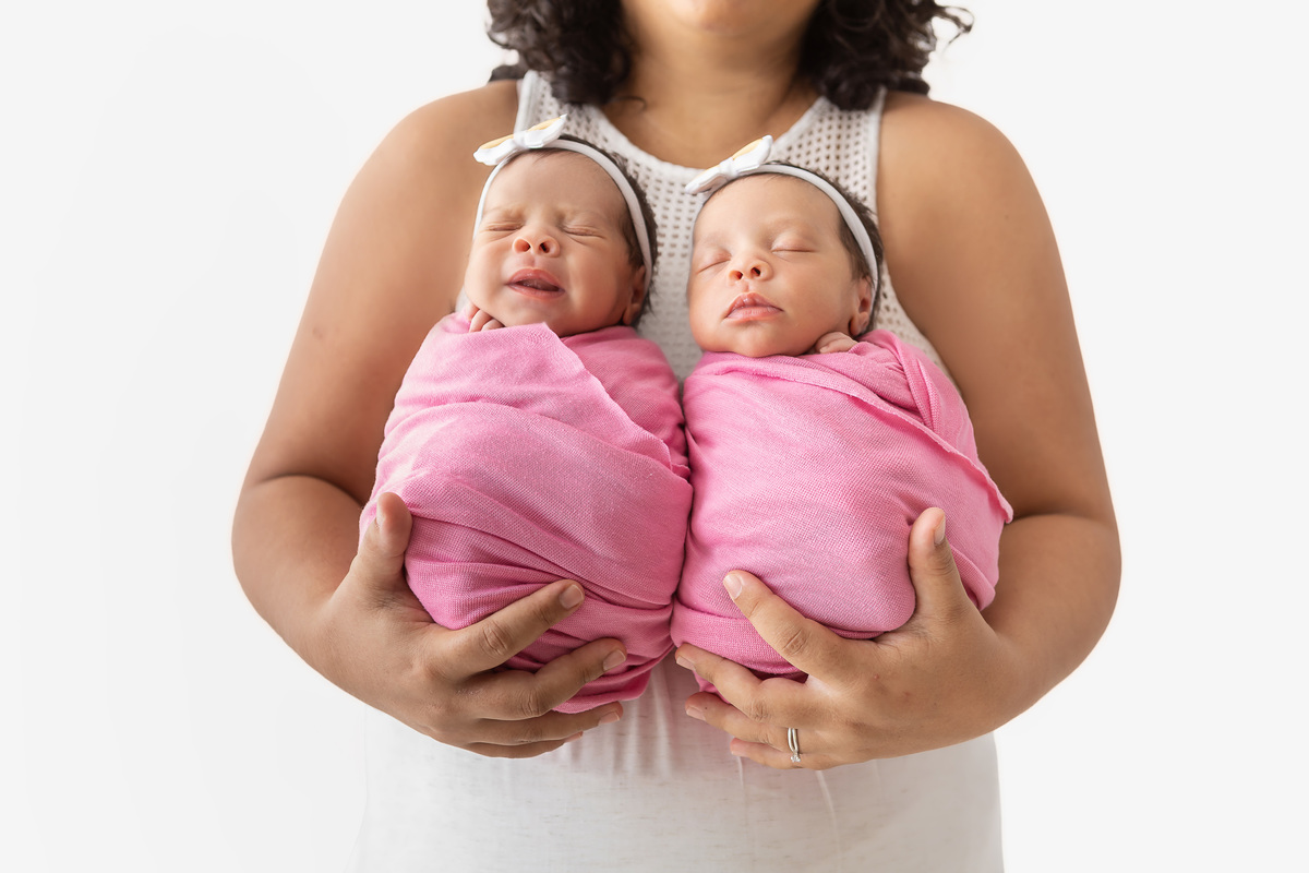 wrap newborn gêmeas com mamãe