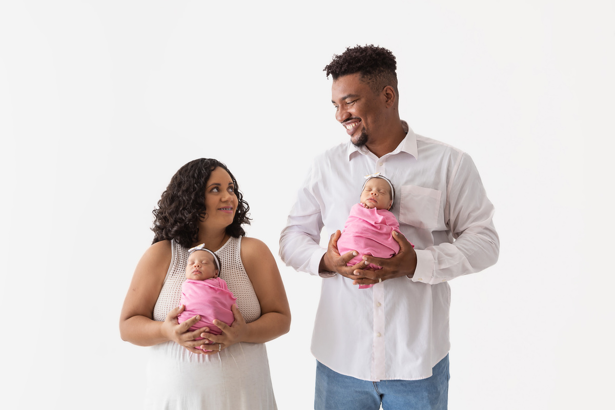 wrap newborn gêmeas com papai e mamãe