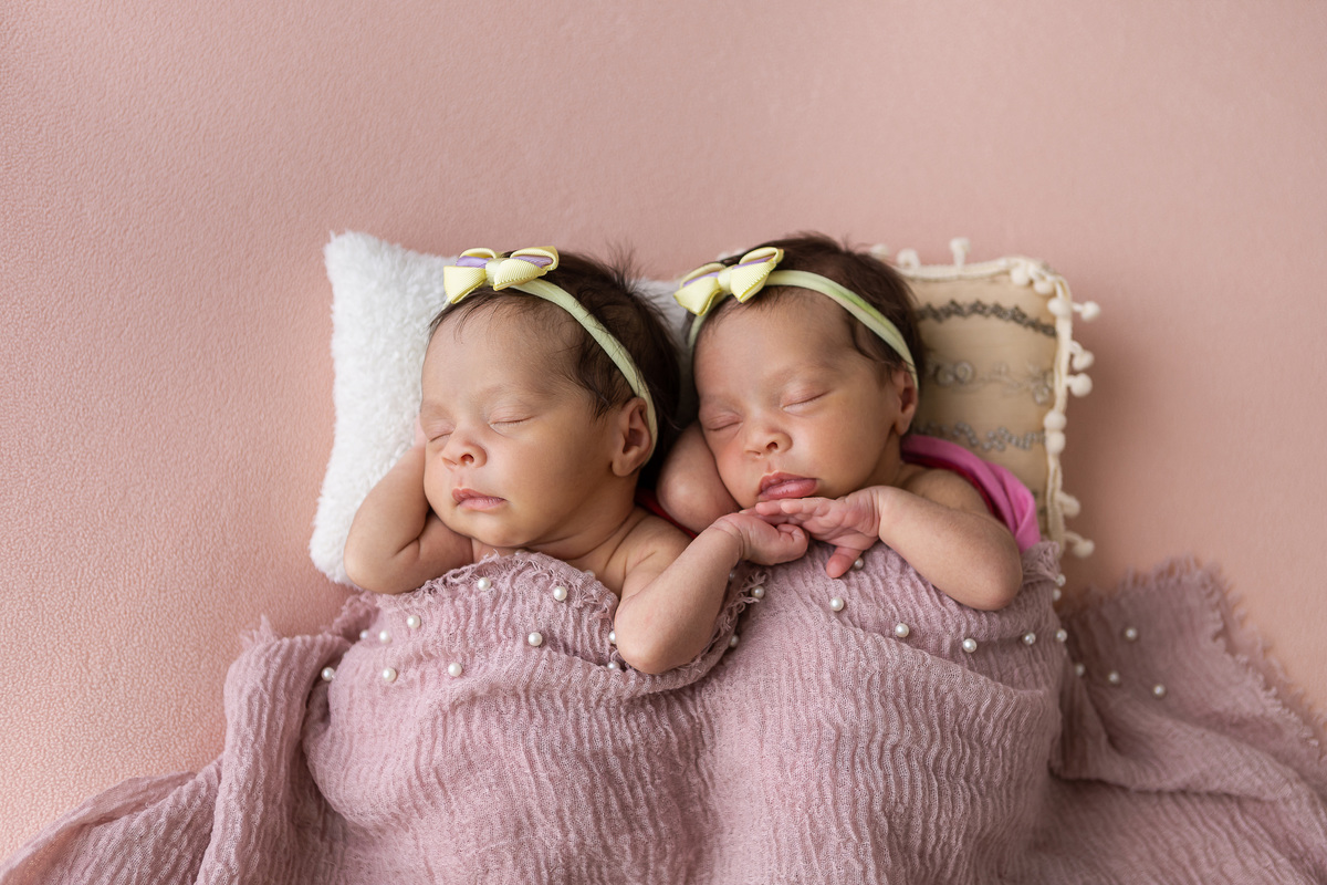 newborn gêmeas cobertas juntas
