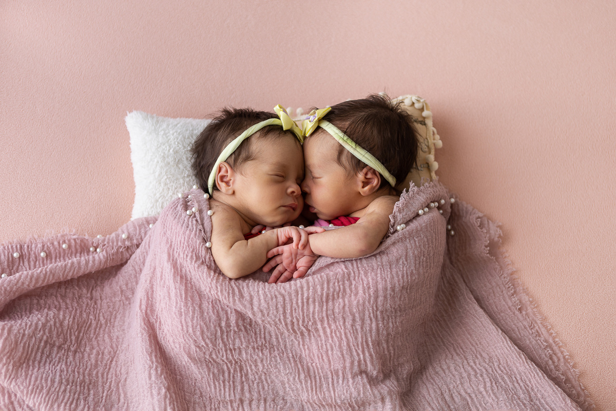 newborn gêmeas cobertas juntas