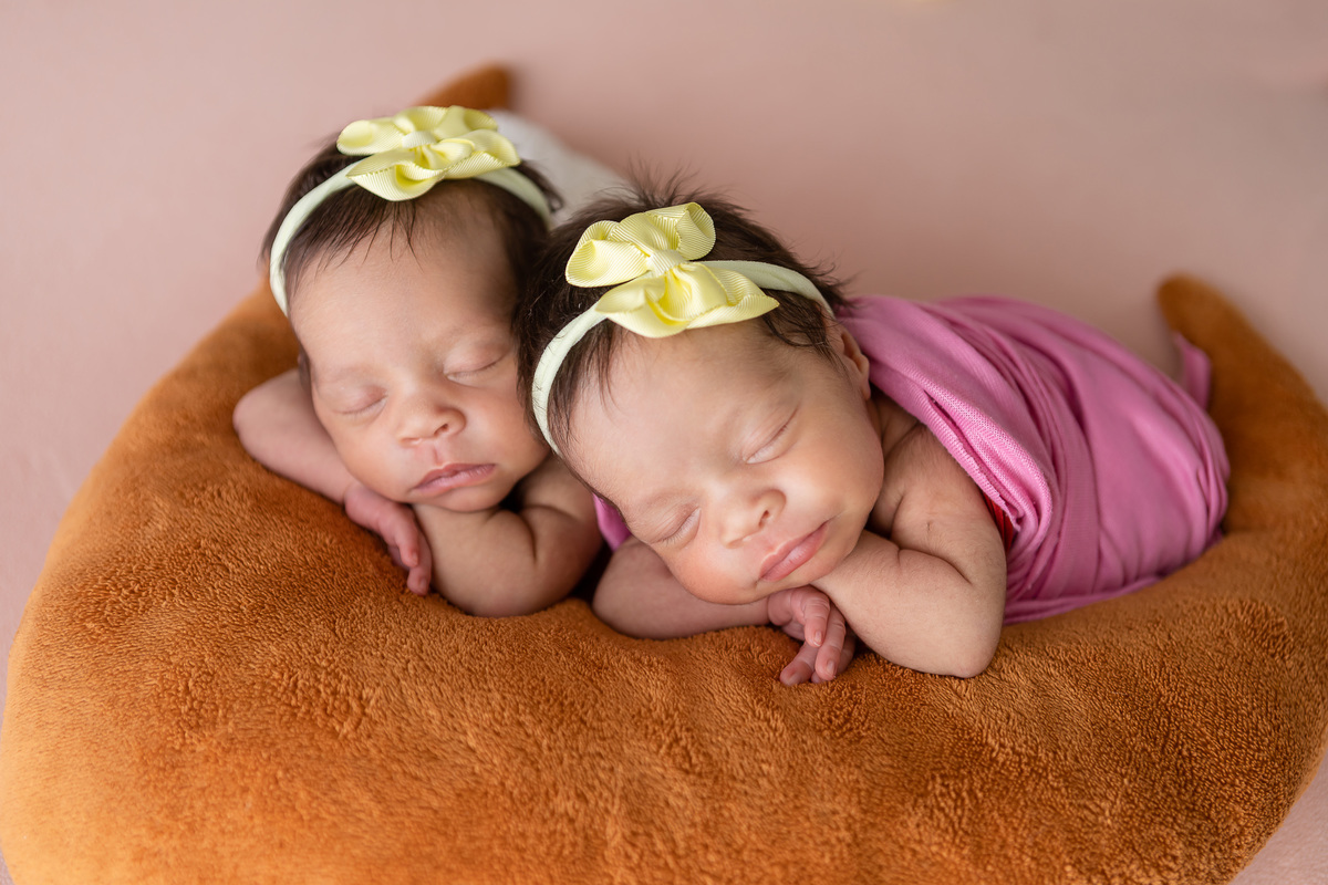 wrap newborn gêmeas apoiado na lua