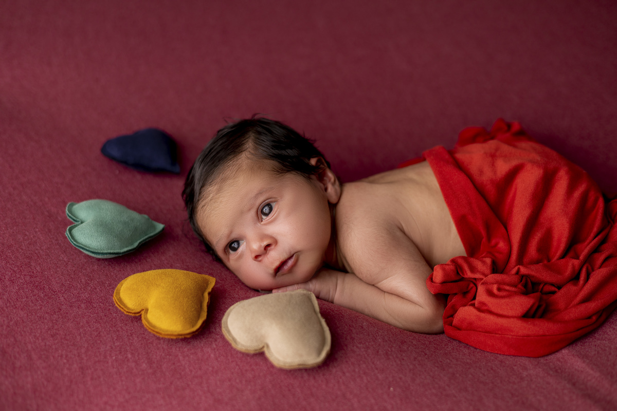 newborn de bruços com corações