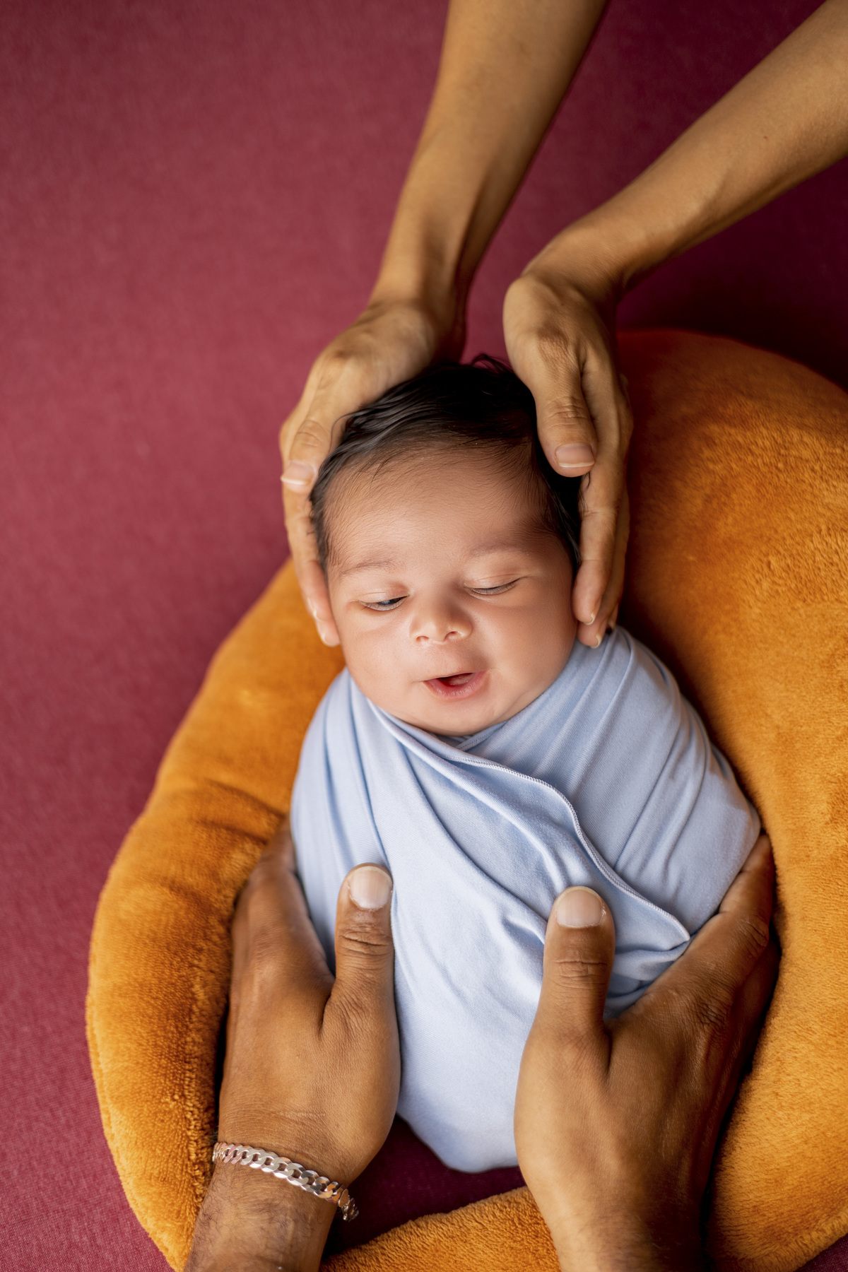 detalhes de mãos do papai e mamãe no newborn