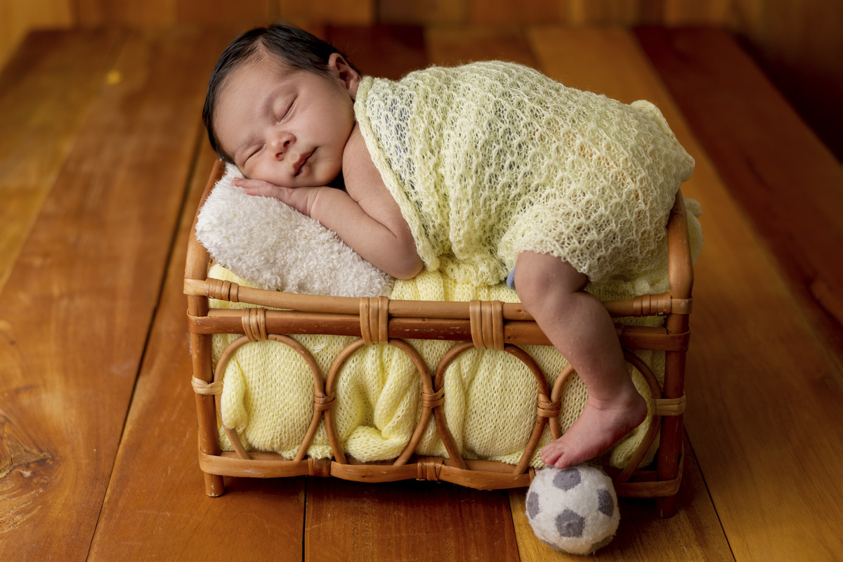 newborn de bruços na props cama