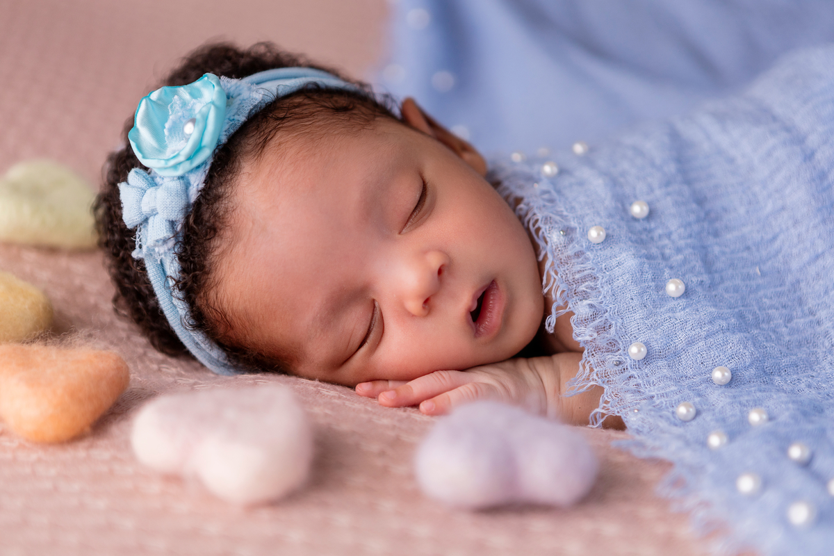 newborn de bruços com corações