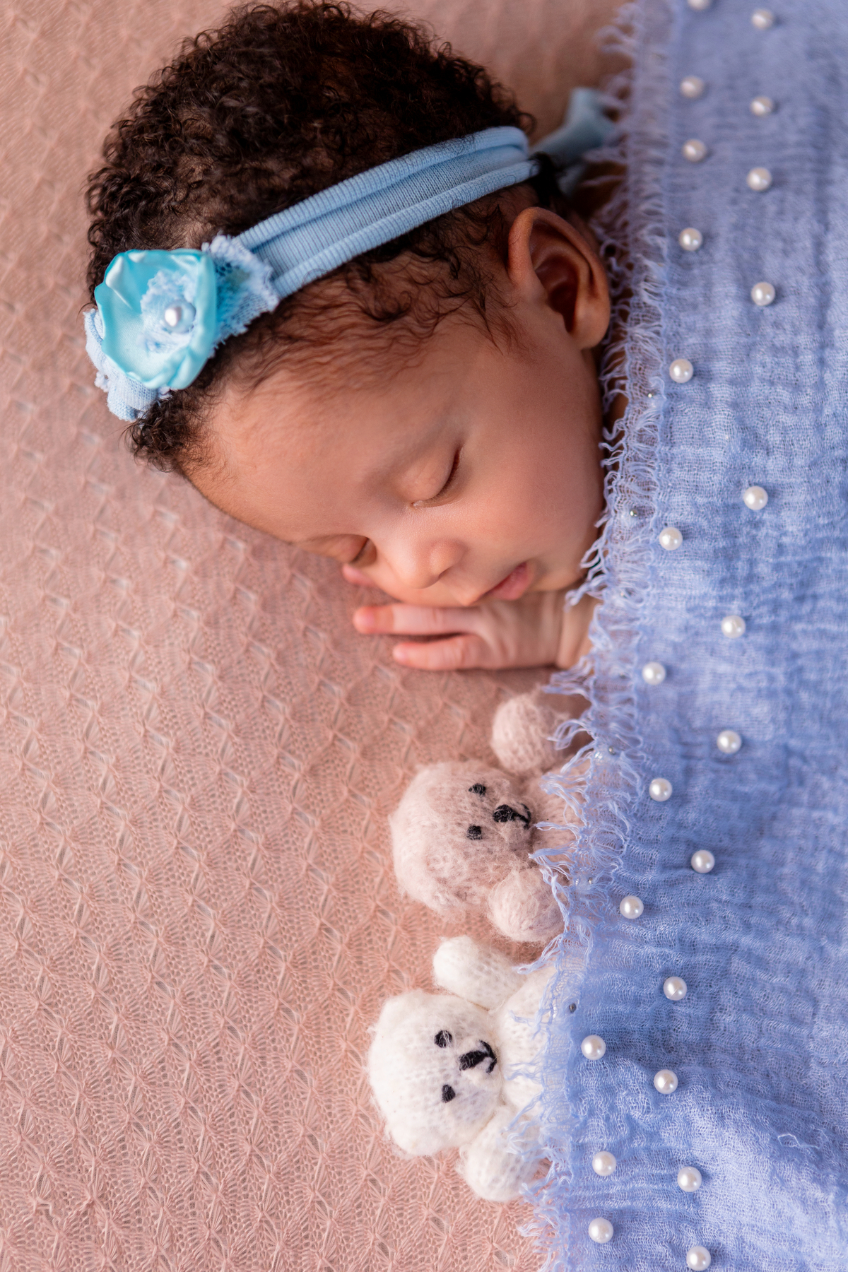 newborn de bruços com ursinho