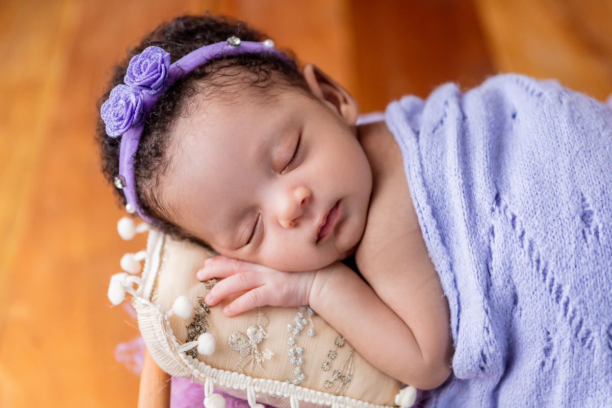 newborn de bruços na props cama 