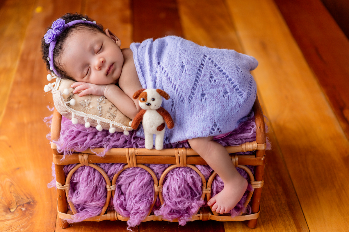 newborn de bruços na props cama 