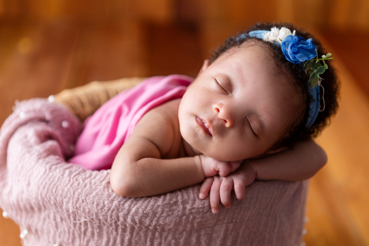 newborn coberto no balde com tiara