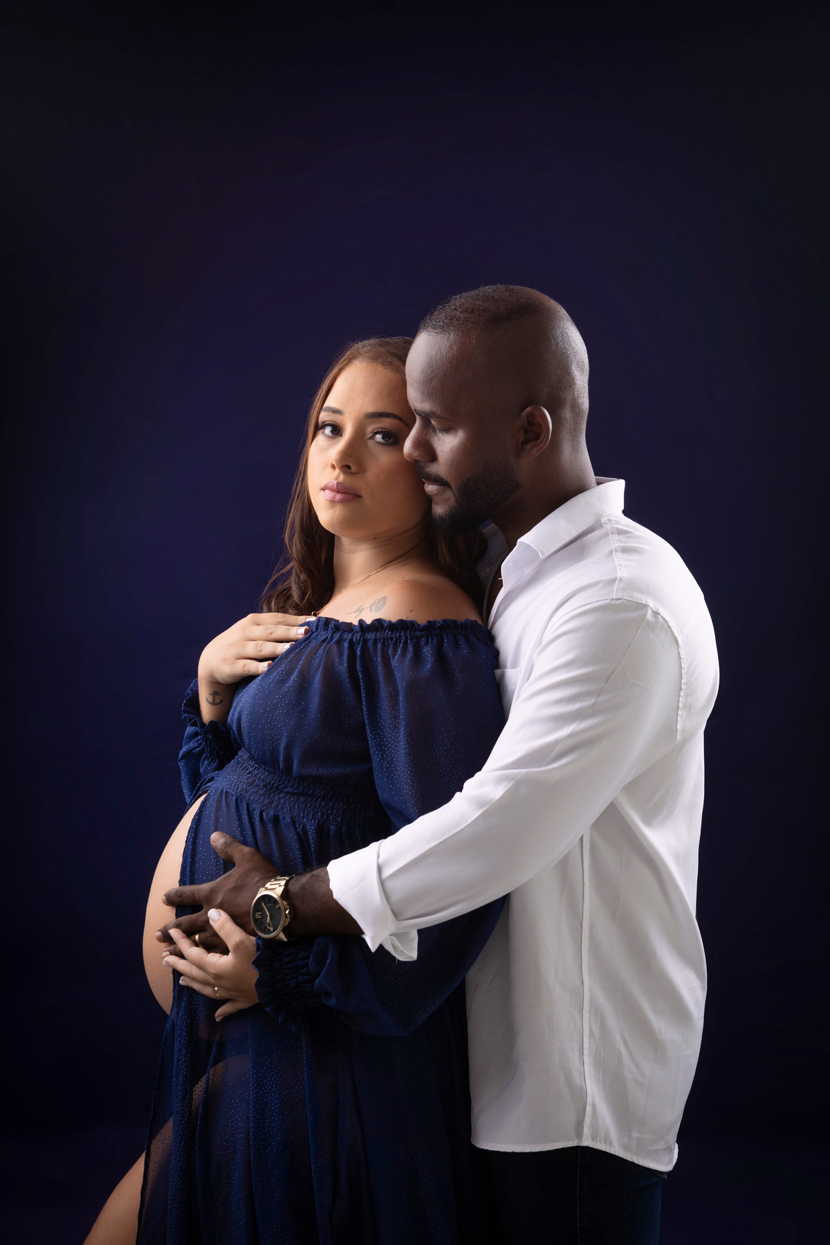 gestante e papai abraçados