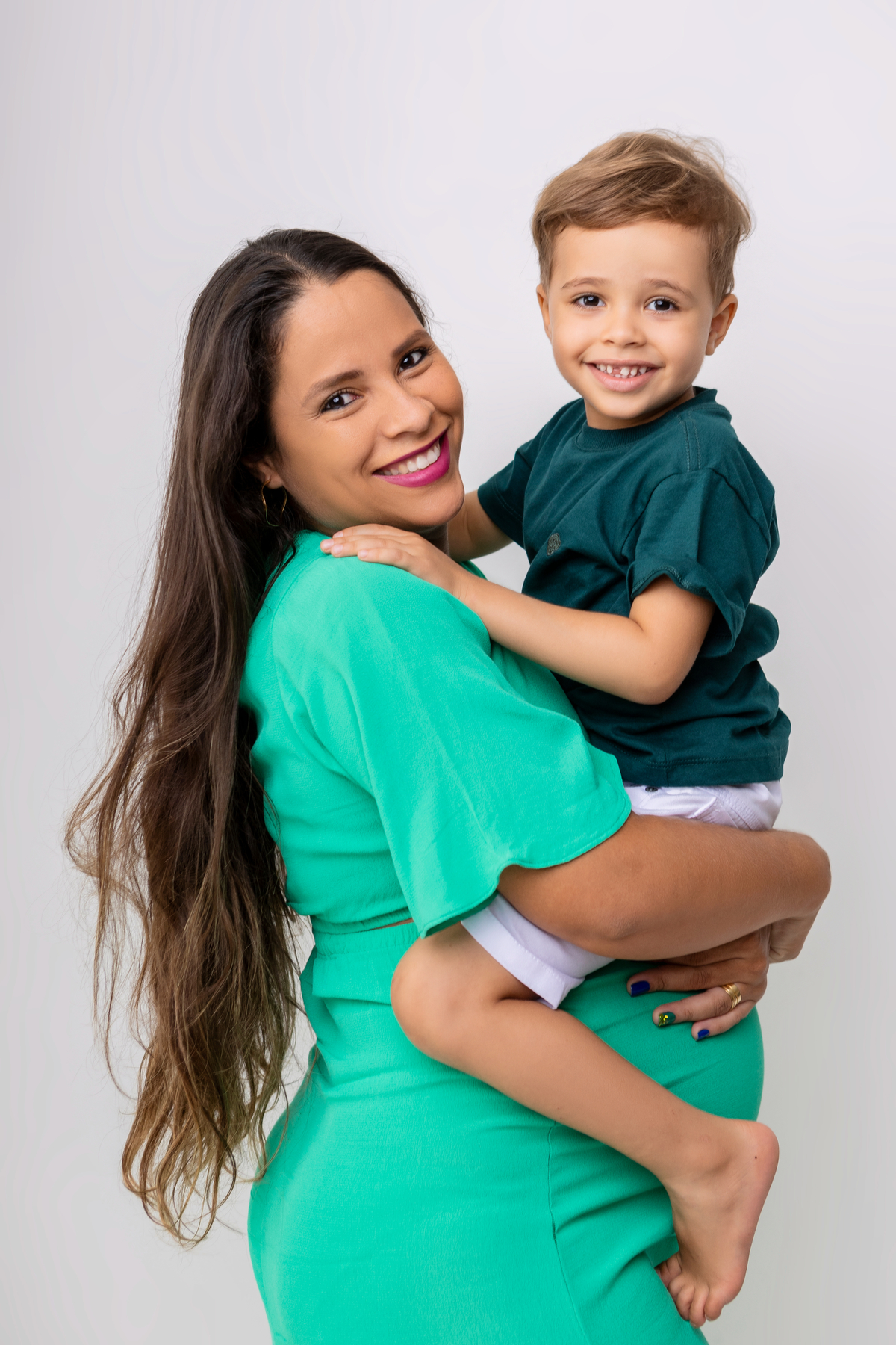 gestante carregando seu filho