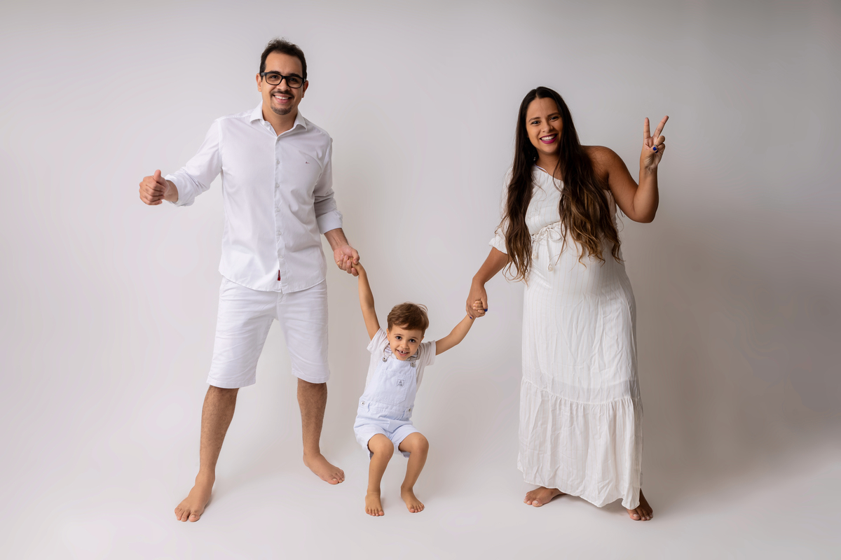 gestante e papai carregando seu filho mais velho