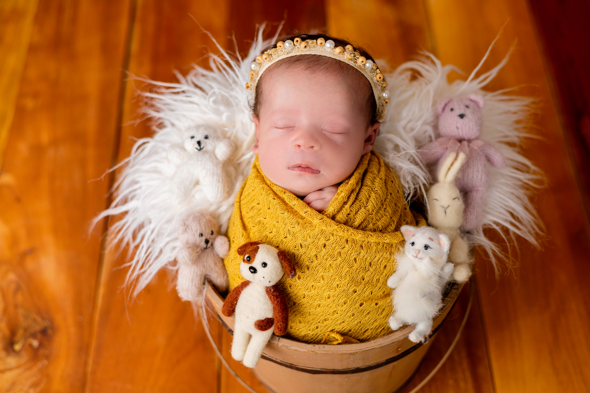 wrap newborn amarelo e props balde com ursinhos