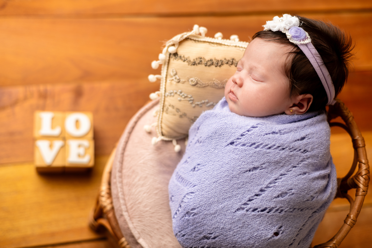 wrap newborn lilás e props cadeirinha com love
