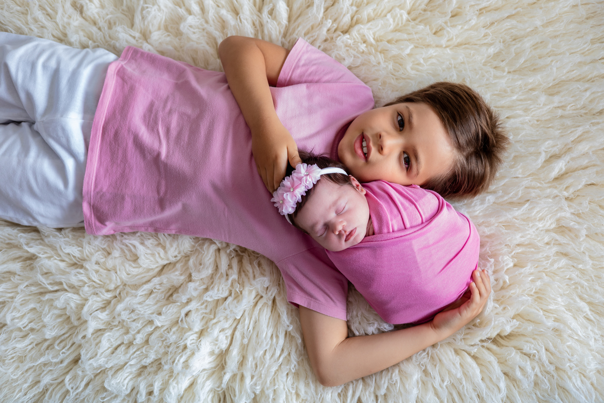 newborn com irmão mais velho