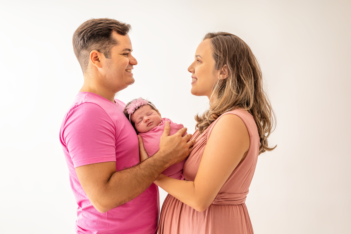 newborn com mamãe e papai