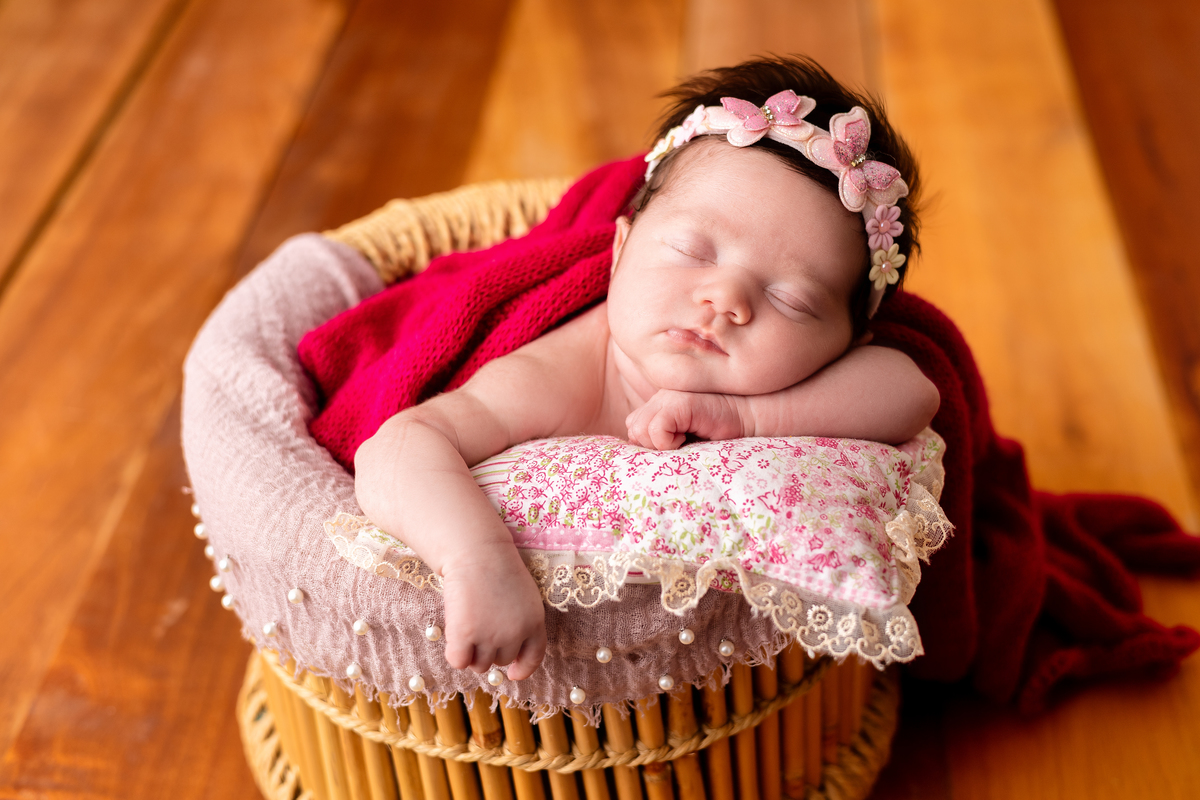 newborn coberto no props balde