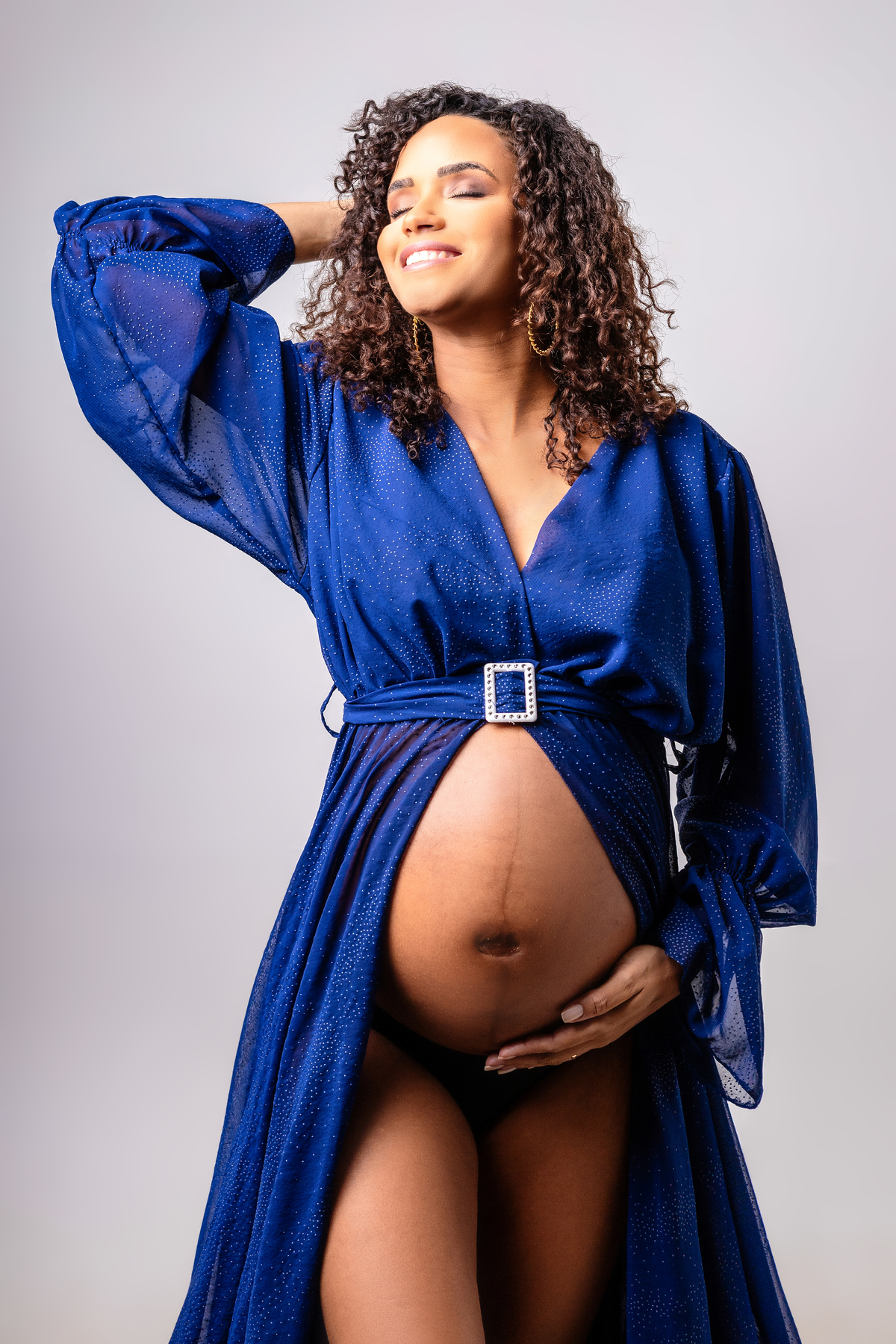 gestante tocando na barriga e no cabelo