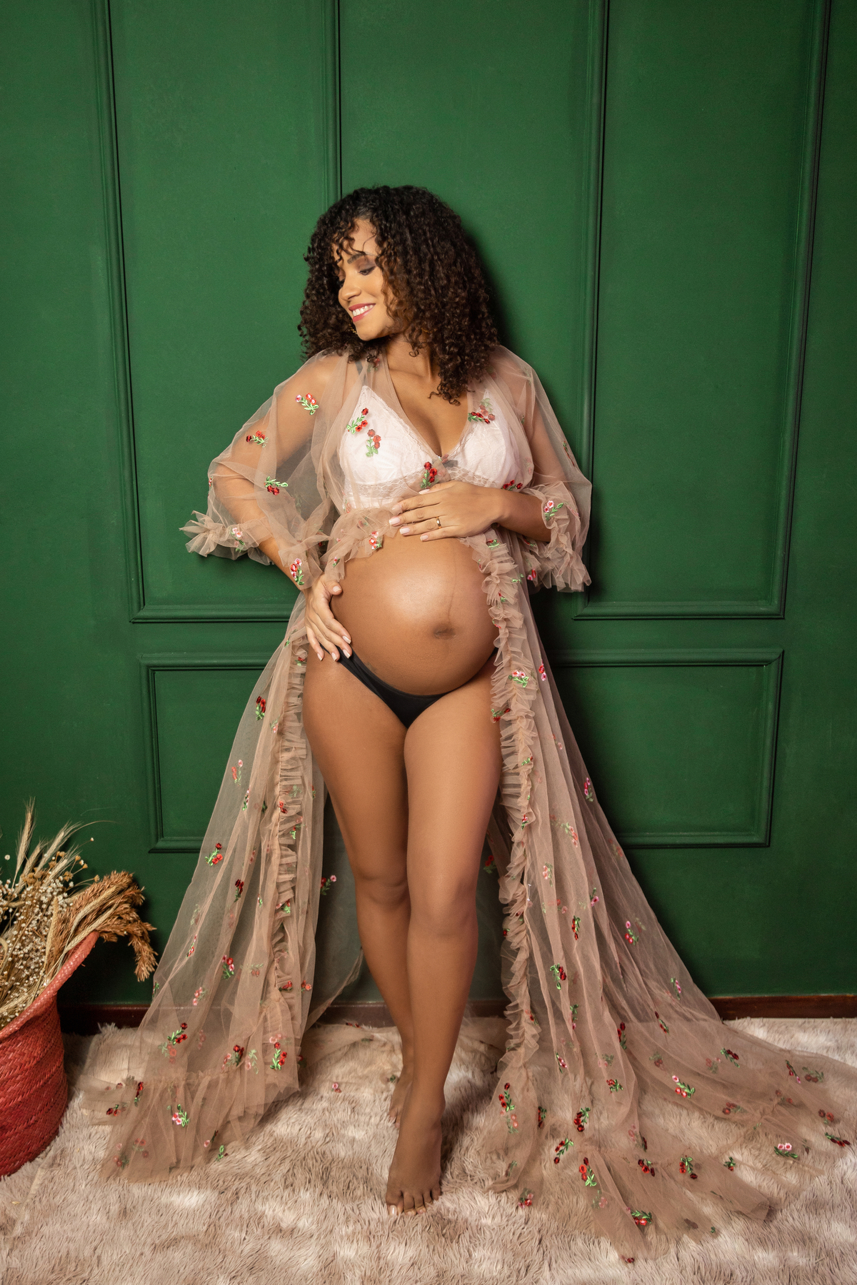  gestante abraçando a barriga