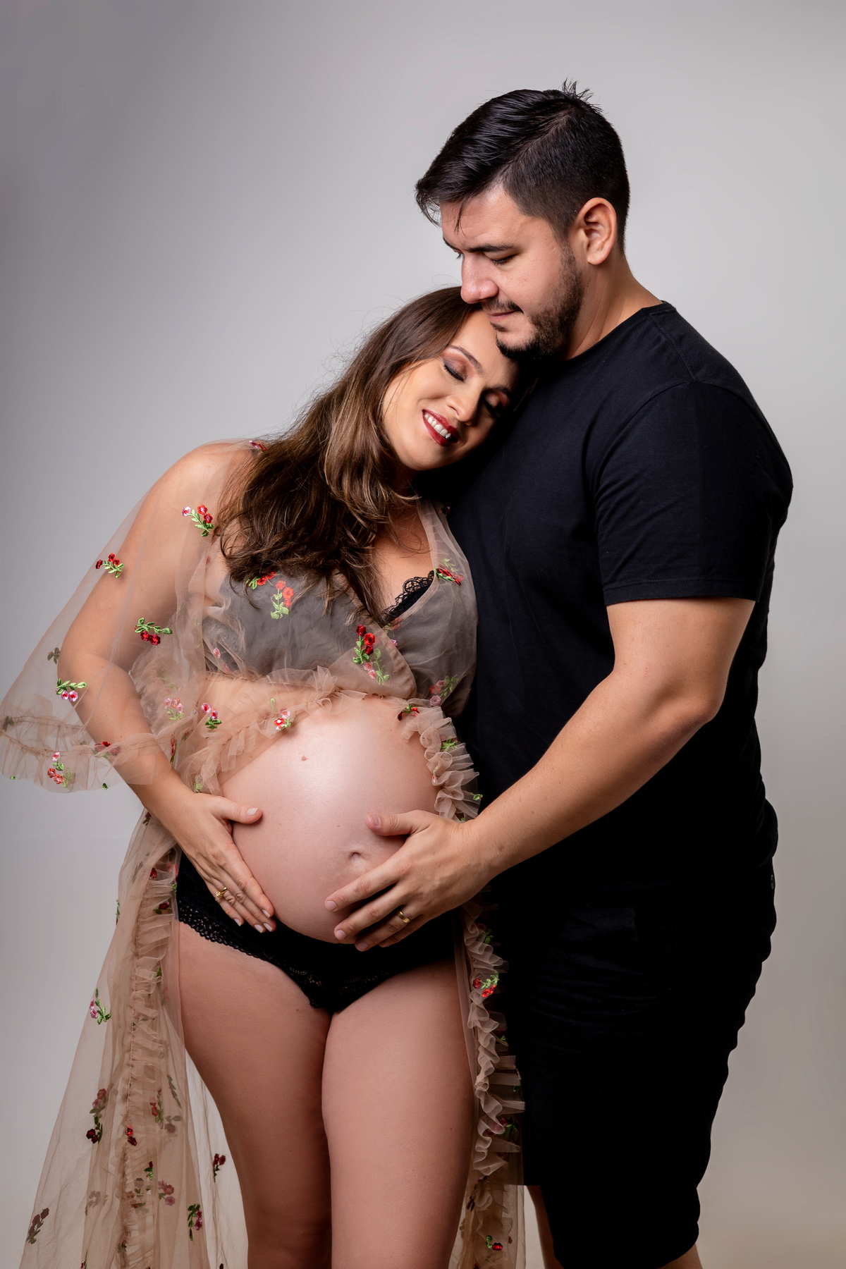 mamãe e papai abraçando a barriga
