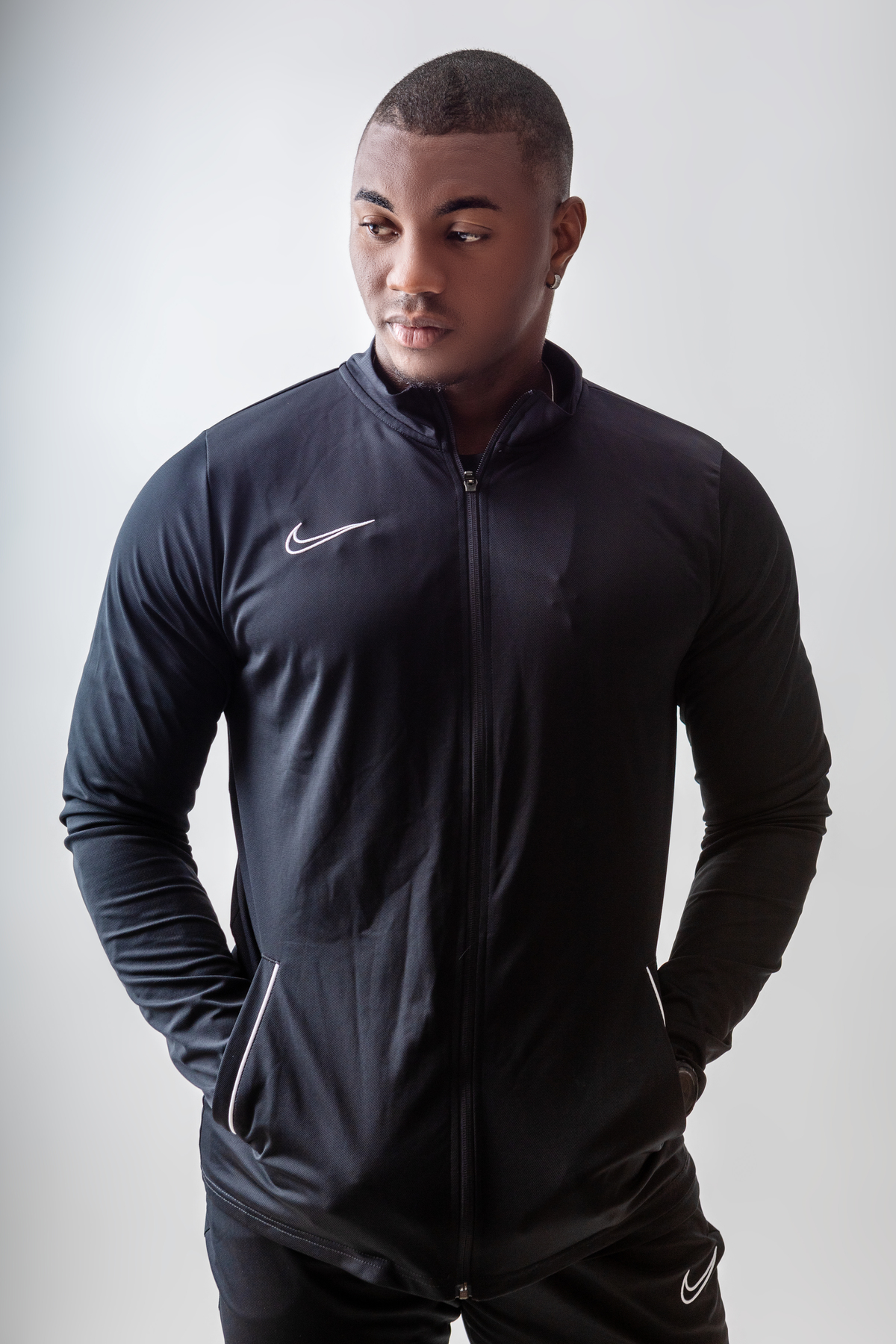 personal com mãos do bolso